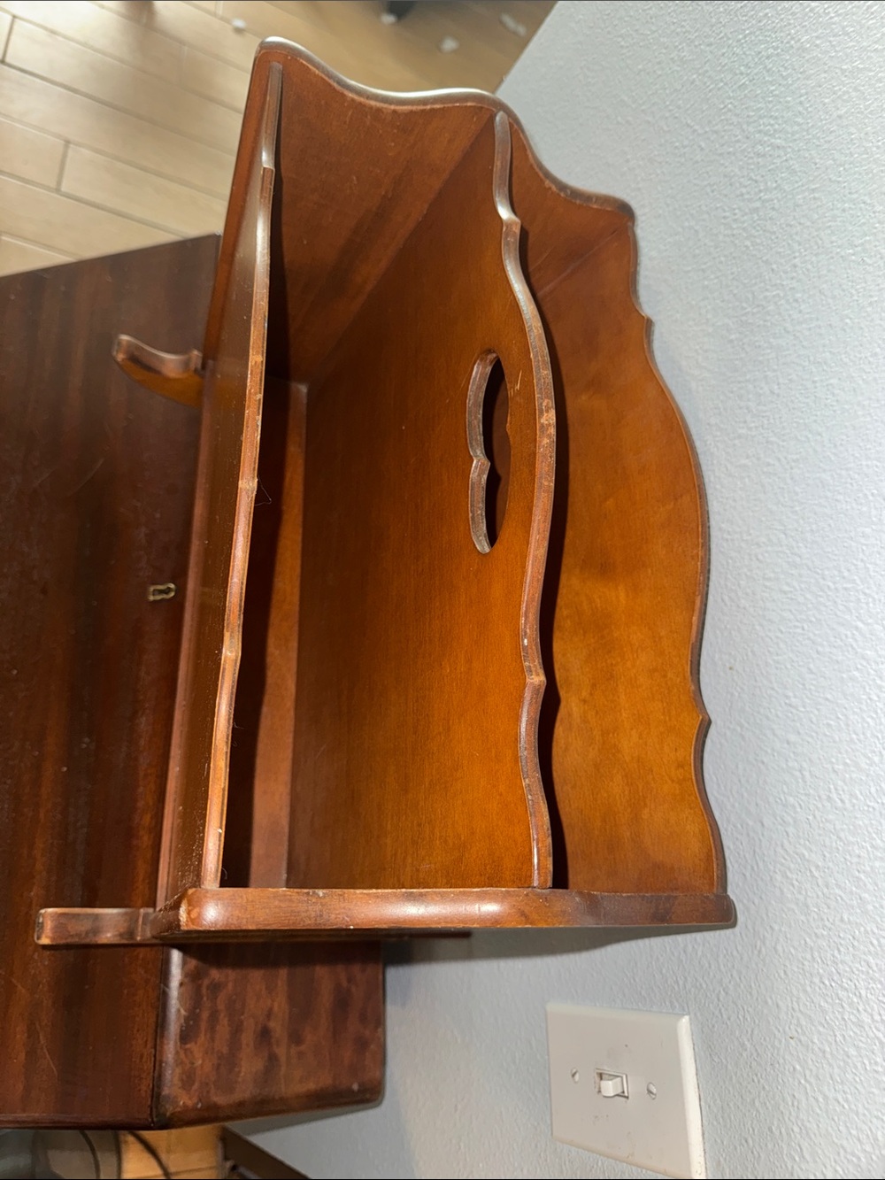 Vintage Rocking Wooden Magazine Book Paper Rack Cut-Out Handle - Picture 4 of 5